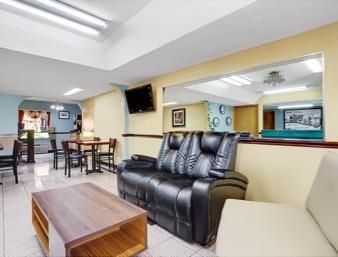 Super 8 By Wyndham Forest Park Interno foto